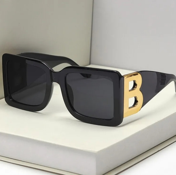 Oversized Sunglasses 😎 ✨️ - Picture 1 of 8